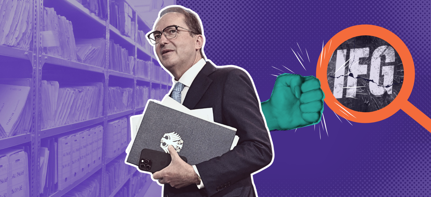 Grafik zur IFG-Reform und Transparenzblockade des Bundesinnenministeriums: Alexander Dobrindt vor Aktenregalen, daneben trifft eine Faust eine gesprungene Lupe mit der Aufschrift „IFG”.